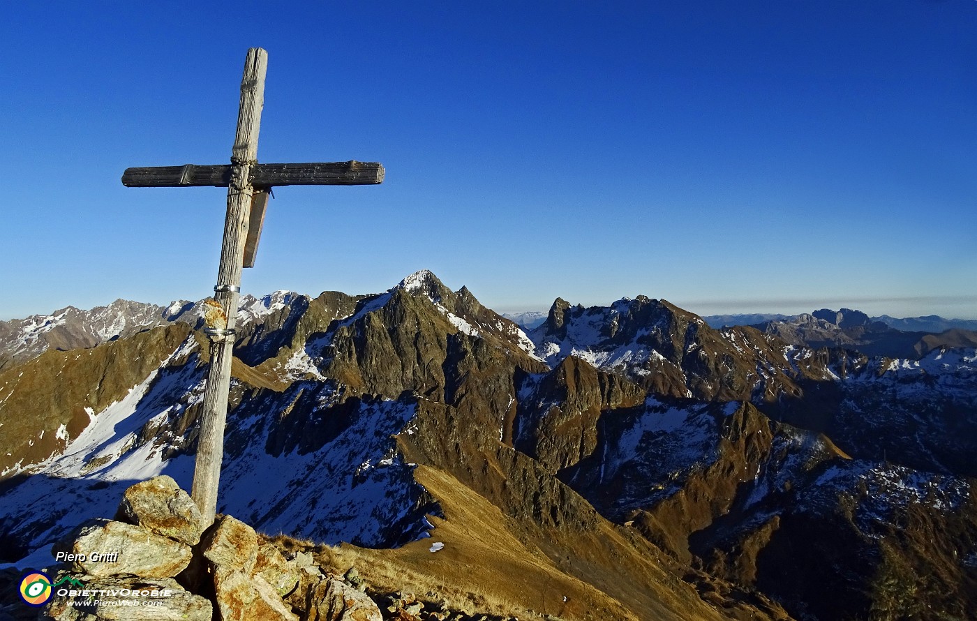 82 Cima di Venina (2624 m) verso i Diavoli e...la Presolana.JPG -                                